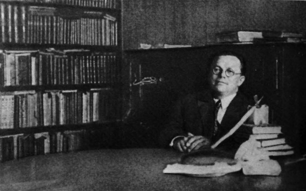 Image - Mykola Zerov in his study.